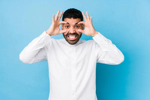 Mladý Latinský Muž Modrém Pozadí Izolované Udržet Oči Otevřené Najít — Stock fotografie