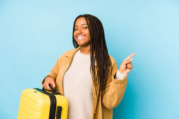 Jovem Viajante Afro Americana Segurando Uma Mala Isolada Sorrindo Apontando — Fotografia de Stock