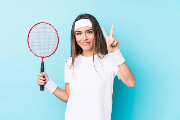Młoda Kaukaska Grająca Badmintona Izolatce Pokazuje Numer Dwa Palcami — Zdjęcie stockowe