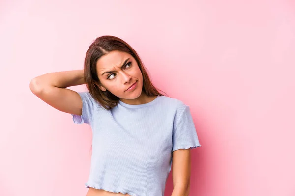 Jonge Kaukasische Vrouw Draagt Een Ski Kleding Geïsoleerd Raken Achterkant — Stockfoto