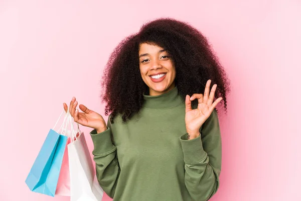 Young Afro Woman Shopping Isolated Young Afro Woman Buying Isolayoung — ストック写真