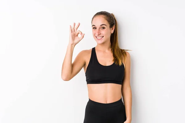 Joven Caucásico Fitness Mujer Posando Fondo Blanco Alegre Confiado Mostrando —  Fotos de Stock