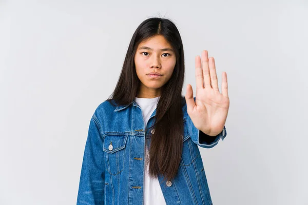 Joven Mujer Asiática Pie Con Mano Extendida Mostrando Señal Stop —  Fotos de Stock