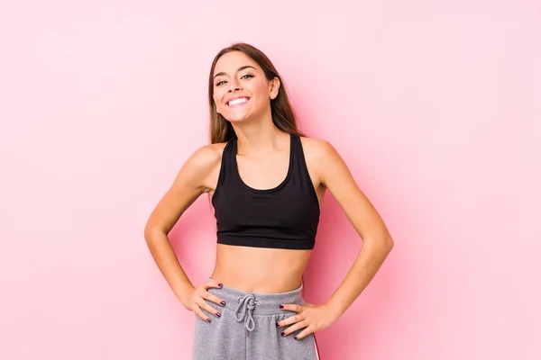 Jonge Kaukasische Fitness Vrouw Poseren Een Roze Achtergrond Vertrouwen Houden — Stockfoto