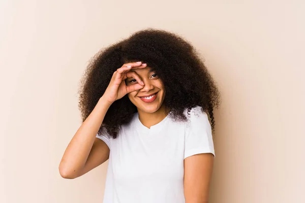 Jonge Afrikaanse Amerikaanse Vrouw Enthousiast Houden Gebaar Oog — Stockfoto