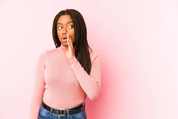 Jonge Afro Amerikaanse Vrouw Geïsoleerd Een Roze Achtergrond Zegt Een — Stockfoto