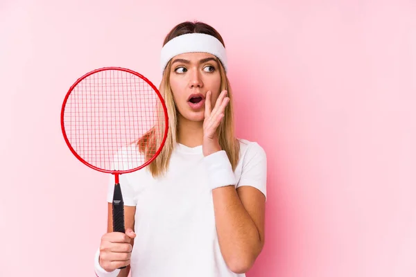 Młoda Kobieta Grająca Badmintona Odizolowana Mówi Sekretną Wiadomość Gorącym Hamowaniu — Zdjęcie stockowe