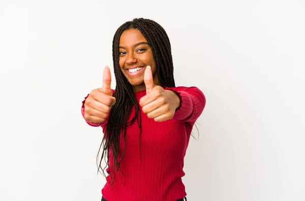 Молодая Африканская Американка Изолированная Большими Пальцами Радуется Чему Поддерживает Уважает — стоковое фото