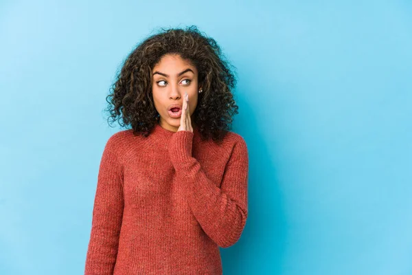 Junge Afrikanisch Amerikanische Frau Mit Lockigem Haar Sagt Eine Geheime — Stockfoto