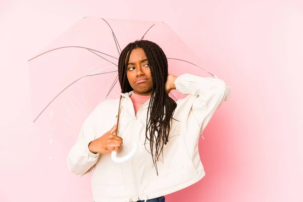 Junge Afrikanisch Amerikanische Frau Hält Einen Regenschirm Isoliert Berührt Den — Stockfoto