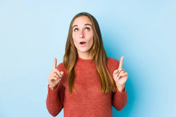 Jonge Kaukasische Vrouw Poseren Geïsoleerde Wijzen Upside Met Geopende Mond — Stockfoto