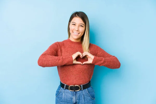 Mulher Branca Jovem Posando Isolado Sorrindo Mostrando Uma Forma Coração — Fotografia de Stock