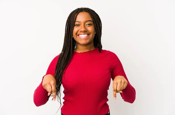 Junge Afrikanisch Amerikanische Frau Isoliert Zeigt Mit Den Fingern Nach — Stockfoto