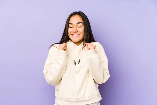 Mujer Joven Aislada Sobre Fondo Púrpura Levantando Puño Sintiéndose Feliz — Foto de Stock