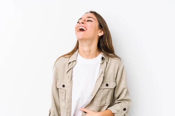 Νεαρή Καυκάσια Γυναίκα Απομονωμένη Χαλαρή Και Χαρούμενη Γελώντας Λαιμός Τεντωμένος — Φωτογραφία Αρχείου