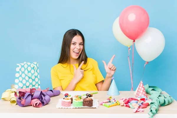 コピースペースに額で指す誕生日を組織若い白人女性 興奮と欲望を表現します — ストック写真