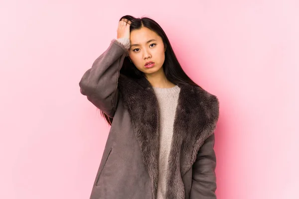 Joven Mujer China Usando Abrigo Aislado Cansado Muy Somnoliento Manteniendo — Foto de Stock