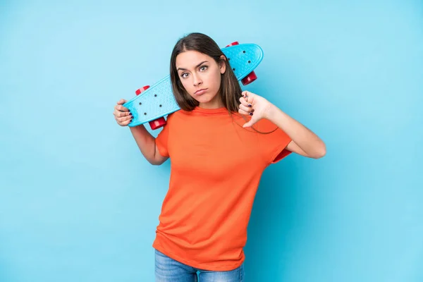 Jeune Patineuse Caucasienne Isolée Montrant Geste Déplaisant Pouces Baissés Concept — Photo