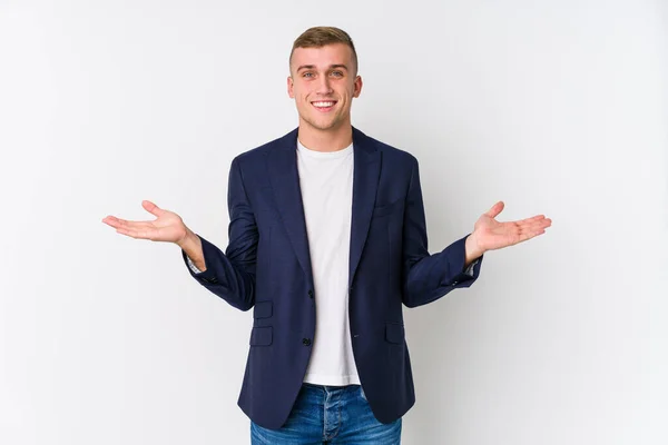 Jovem Homem Caucasiano Negócios Faz Escala Com Braços Sente Feliz — Fotografia de Stock