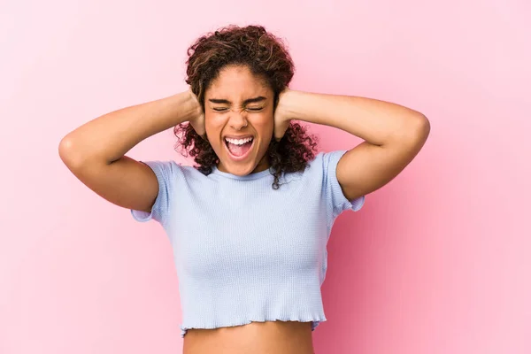 Joven Mujer Afroamericana Contra Fondo Rosa Cubriendo Oídos Con Las —  Fotos de Stock