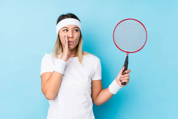 Young Caucasian Woman Playing Badminton Isolated Saying Secret Hot Braking — ストック写真