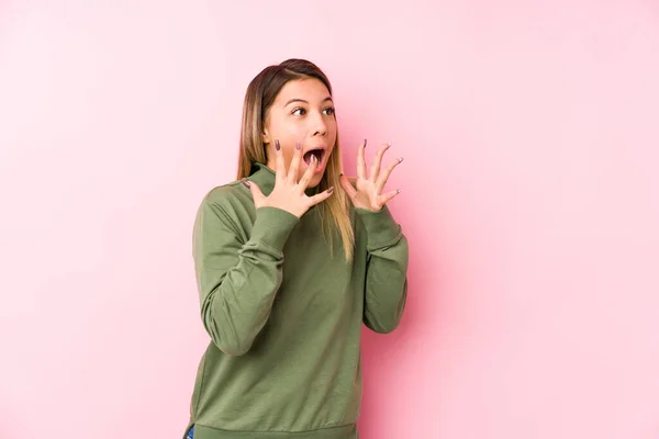 Giovane Donna Caucasica Posa Urla Isolati Forte Tiene Gli Occhi — Foto Stock