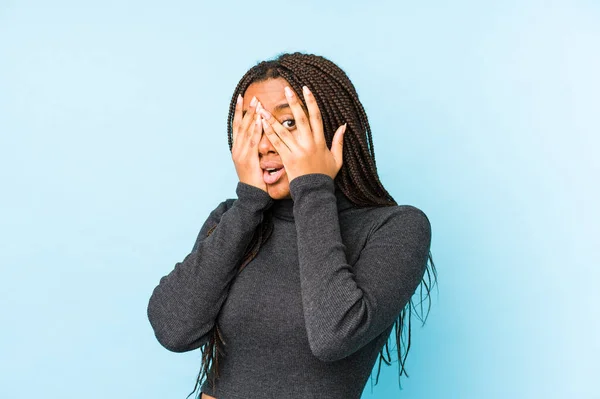 Joven Afroamericana Americana Aislada Sobre Fondo Azul Parpadea Entre Dedos — Foto de Stock