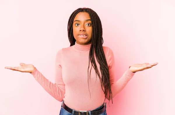 Jonge Afro Amerikaanse Vrouw Geïsoleerd Een Roze Achtergrond Verward Twijfelachtige — Stockfoto