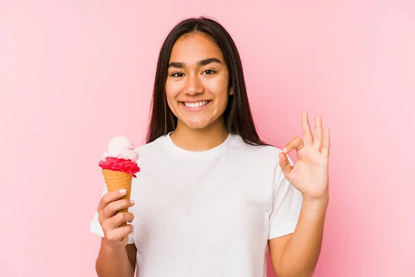 Jonge Aziatische Vrouw Met Een Ijsje Geïsoleerd Vrolijk Zelfverzekerd Tonen — Stockfoto