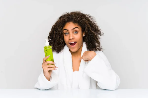 Young African American Woman Holding Aloe Vera Surprised Pointing Himself — Stok fotoğraf