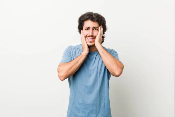 Ung Stilig Man Mot Vit Bakgrund Gnälla Och Gråta Lösryckt — Stockfoto