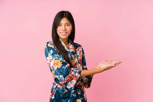Joven Mujer Asiática Usando Pijama Kimono Sosteniendo Espacio Copia Una — Foto de Stock