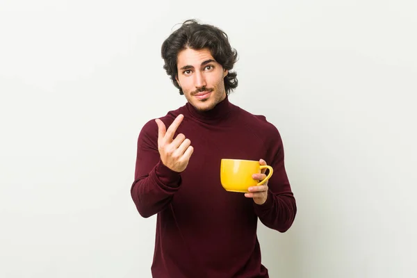 Joven Caucásico Sosteniendo Una Taza Café Señalándote Con Dedo Como — Foto de Stock