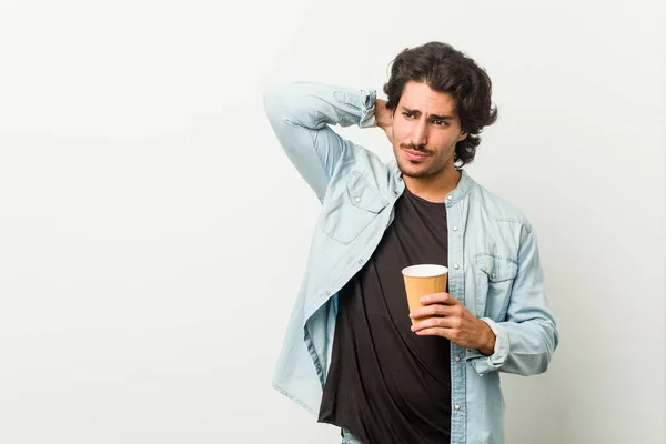 Junger Cooler Mann Der Einen Kaffee Trinkt Den Hinterkopf Berührt — Stockfoto