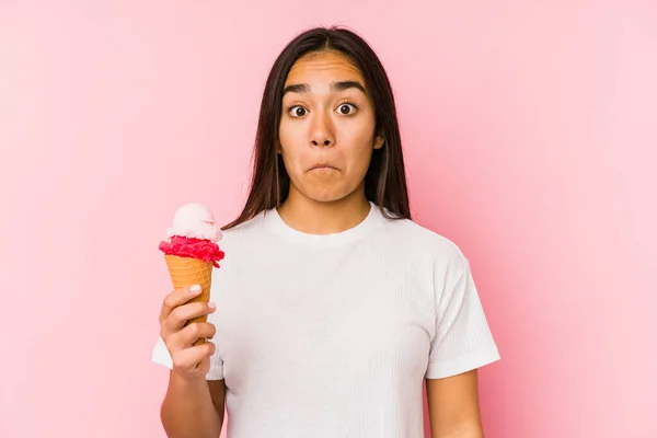 Jonge Aziatische Vrouw Met Een Ijsje Geïsoleerde Schouders Schouders Open — Stockfoto