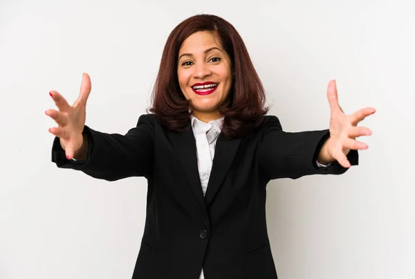 Mulher Negócios Latino Meia Idade Isolada Sente Confiante Dando Abraço — Fotografia de Stock