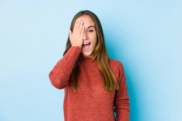 顔の半分を手のひらで覆う楽しさを持つ孤立したポーズの若い白人女性 — ストック写真