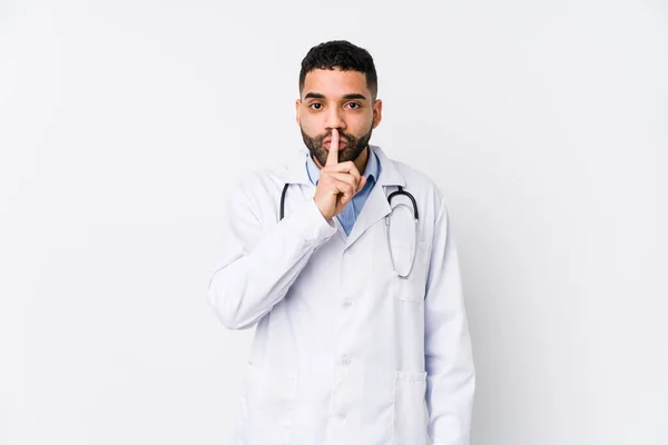 Jovem Médico Árabe Isolado Mantendo Segredo Pedindo Silêncio — Fotografia de Stock