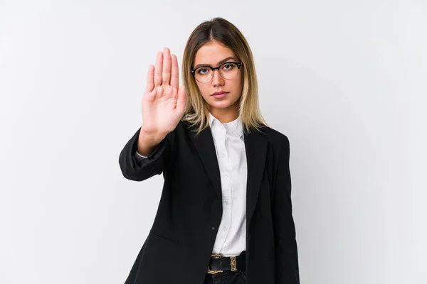 Joven Mujer Caucásica Negocios Pie Con Mano Extendida Mostrando Señal — Foto de Stock