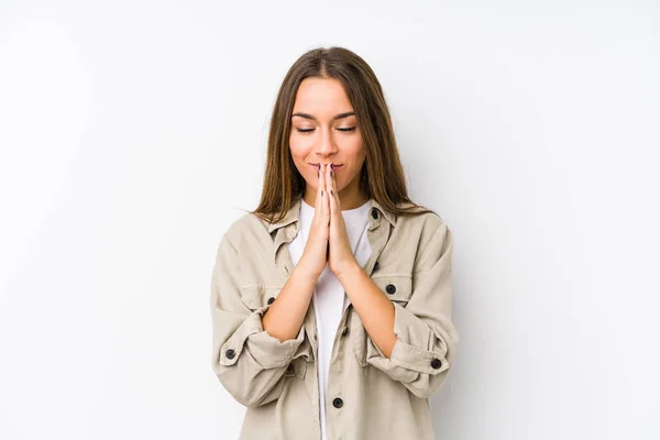 Mladá Běloška Izolovaná Drží Ruce Modlitbě Blízko Úst Cítí Sebejistě — Stock fotografie