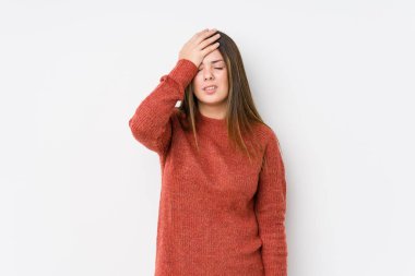 Yalnız poz veren beyaz bir kadın.