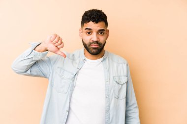 Genç, melez Arap bir adam izole edilmiş, hoşlanmadığı bir jest yapıyor, kabul etmiyor. Anlaşmazlık konsepti.