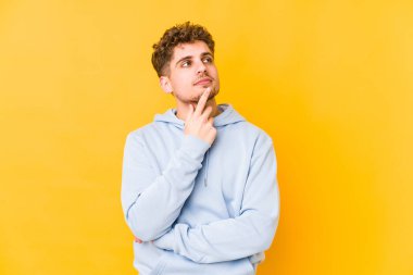  Düşünüyorum, bir strateji planlıyorum, bir işin nasıl olacağını düşünüyorum..