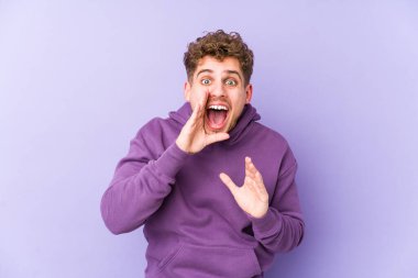 Sarışın, kıvırcık saçlı, beyaz tenli bir adam izole edilmiş..