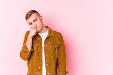 Kafkasyalı genç bir adam yalnız, üzgün ve düşünceli, kopyalama alanına bakıyor..