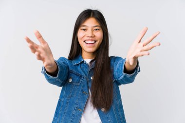 Genç Asyalı kadın kameraya sarıldığı için kendinden emin..