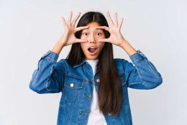 Genç Asyalı kadın bir başarı fırsatı bulmak için gözlerini açık tutuyor..