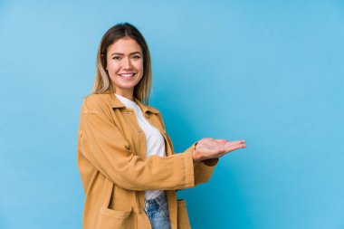 Kafkasyalı genç bir kadın avucunun üzerinde bir kopya alanı tutuyor..