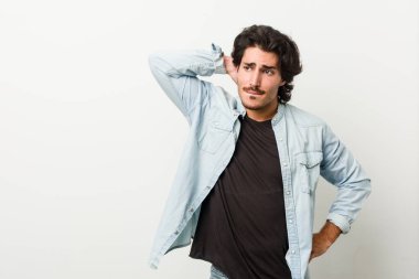 Beyaz bir geçmişi olan genç yakışıklı bir adam kafasının arkasına dokunuyor, düşünüyor ve bir seçim yapıyor..