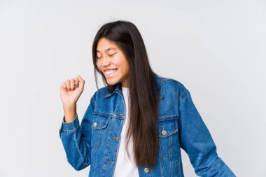 Genç Asyalı kadın dans ediyor ve eğleniyor..